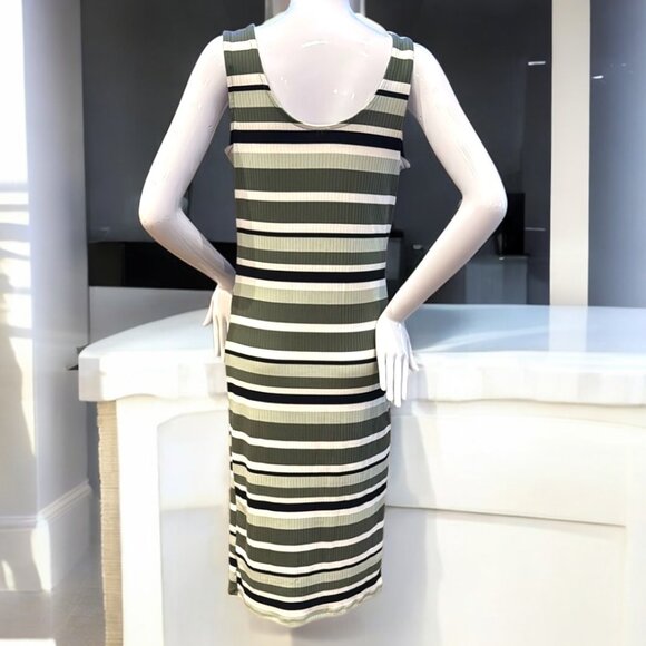 No Boundaries Green Midi Sheath Dress with Sleeveless Design and Scoop Neck - Picture 2 of 3